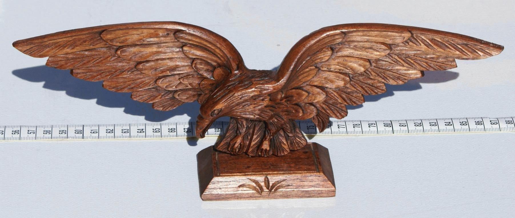 Ручной орел купить. Деревянная скульптура орла. Резной Орел из дерева. Орел из дерева резьба. Орел вырезанный из дерева.